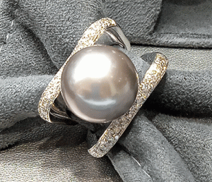 Anell amb perla gris de Tahití i diamants